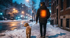 Paseando al perro de noche con la parka calefactable Heatvo